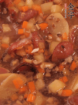 加大半碗水，沒(méi)過(guò)大部分食材