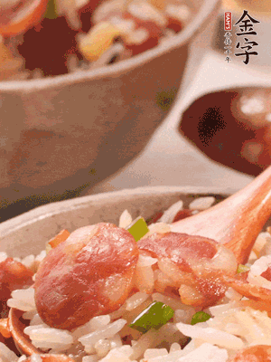 開(kāi)蓋后，沿鍋邊淋2大勺花生油，大火烤出鍋巴。輕輕翻拌一下，撒點(diǎn)蔥花。