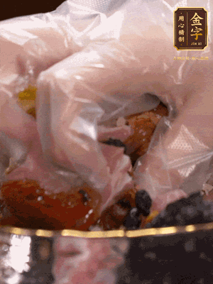 排骨洗凈后（蠔油、生抽、老抽、鹽、糖、淀粉、豆豉、蒜蓉、姜絲）腌制30分鐘