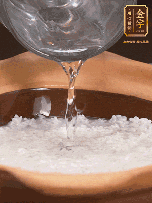 砂鍋底部刷一層油，加入大米和開(kāi)水，水高1cm,大火燒開(kāi)后轉(zhuǎn)中火煲5分鐘，到水微收干