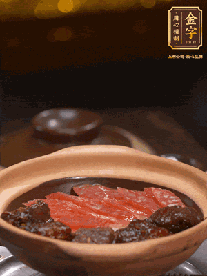 鋪上臘腸和排骨，鍋邊淋一圈油，小火煲10分鐘