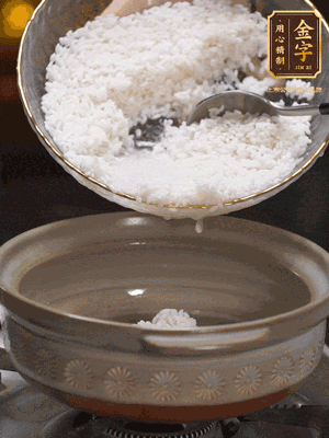 鍋底刷油，倒入米飯，水沒過即可，中小火燜10分鐘，戳幾個(gè)洞