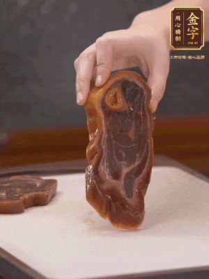 處理節(jié)瓜，刮掉表層的皮和毛，洗凈后去掉瓜蒂，切大塊