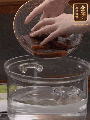 火腿蹄片冷水下鍋，水沸騰后煮5分鐘焯水