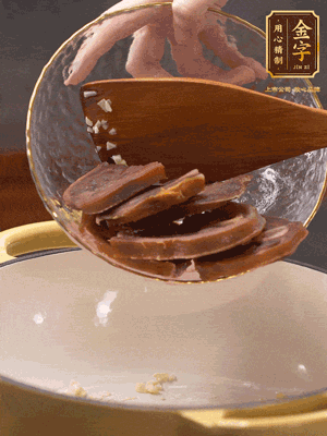 熱油爆香蒜粒、姜粒，加火腿蹄片煸炒一下