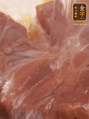 加熱水，2大勺料酒煮20分鐘，再下節(jié)瓜塊煮10分鐘即可