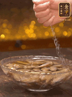 鮮活蟶子反復(fù)沖洗干凈，水中加鹽、芝麻香油浸泡30分鐘吐沙