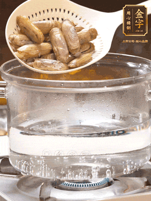 煮一鍋沸水，下蟶子汆燙30秒，撈出浸入冰水，取出蟶子肉
