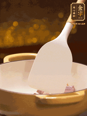 油溫7成熱，下蒜末、咸肉略微煸炒，再下絲瓜