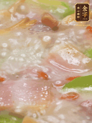 最后下蟶子，一點(diǎn)白胡椒調(diào)味，煮到白色湯汁出來(lái)。撒點(diǎn)枸杞點(diǎn)綴