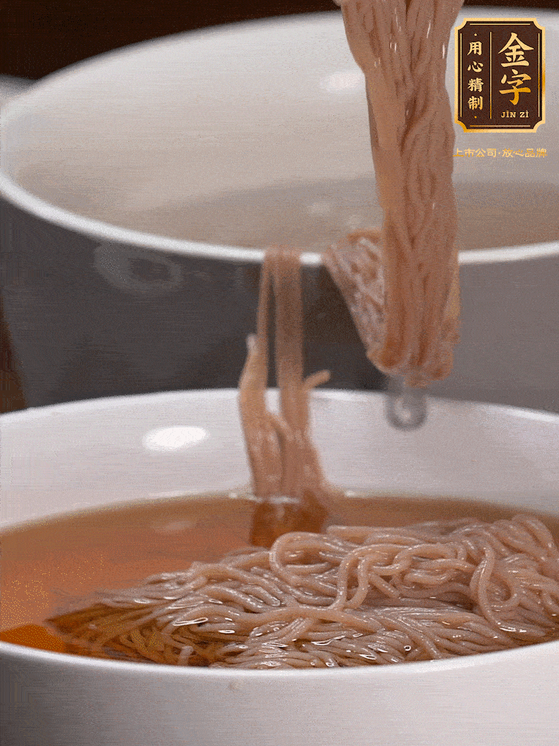 蘋果醋，一點(diǎn)鹽、糖、醬油，兌入涼白開水調(diào)成簡易冷面湯，放水箱冷藏