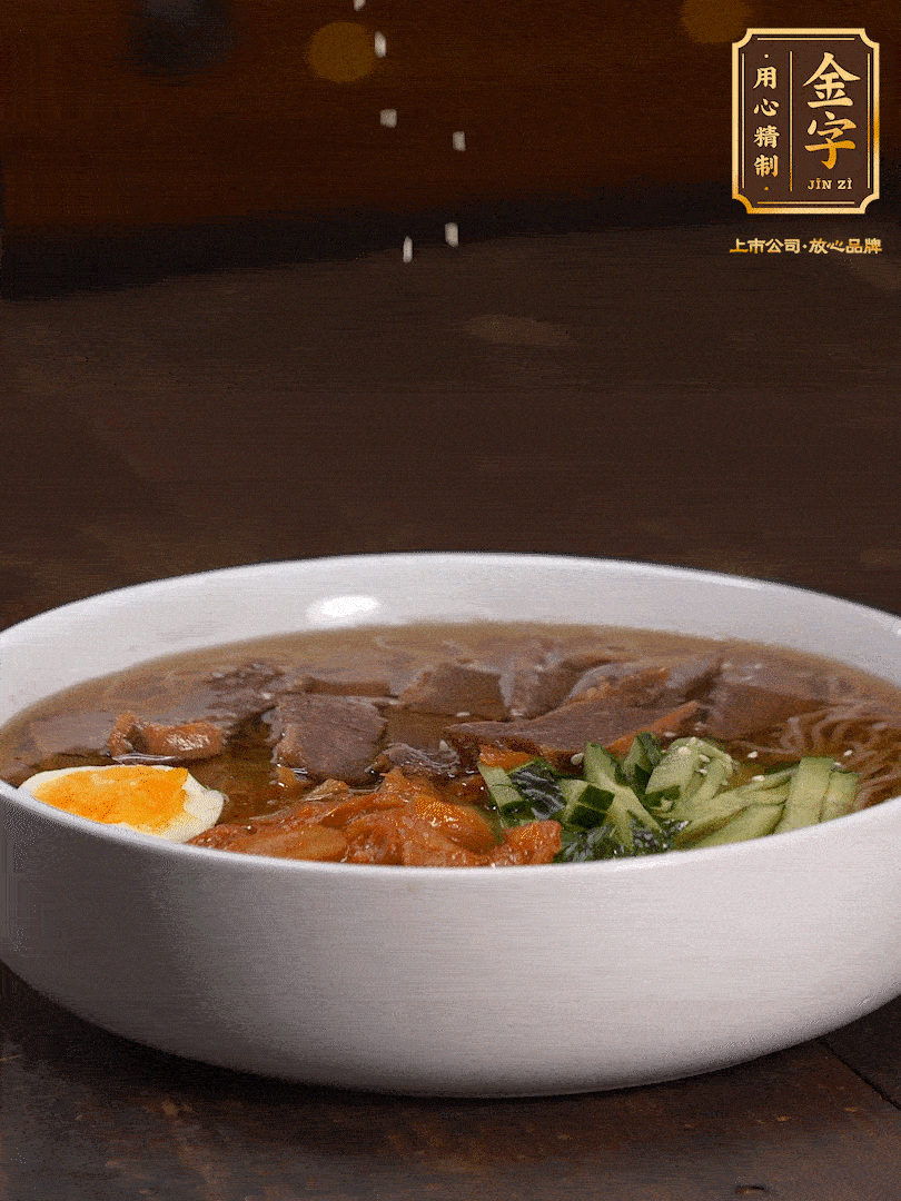 放入冰涼的冷面湯碼上黃瓜絲、泡菜、牛肉、雞蛋，撒點(diǎn)白芝麻