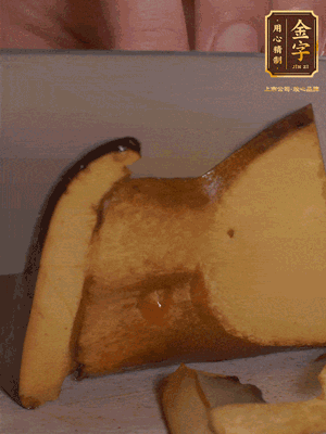 2個牛肝菌切丁，1個牛肝菌切片；金字香腸1根切丁，1根切片