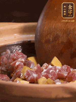 熱油下蒜片，倒入香腸丁、牛肝菌丁翻炒出香味