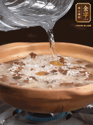 再倒入泡了30分鐘的大米翻拌均勻，加水稍微沒過（米水比例1:1），中火燜煮，到冒大泡，大致5分鐘