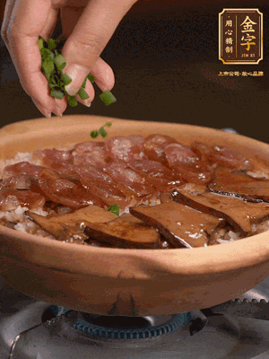 最后鋪上牛肝菌，爭分奪秒地倒上醬汁，撒點小蔥花