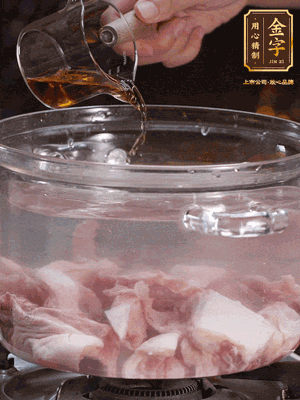 老鴨切塊，鍋里水煮開，鴨肉加姜片、料酒焯水