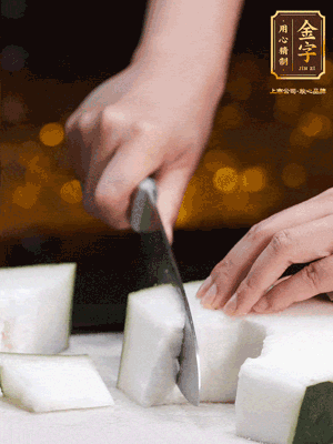 薏米提前浸泡好。冬瓜帶皮洗凈切塊