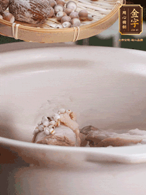 焯好水洗凈的鴨肉、薏米、芡實(shí)、蜜棗+適量水煲1小時