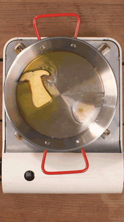 牛肝菌切片，用黃油煎熟