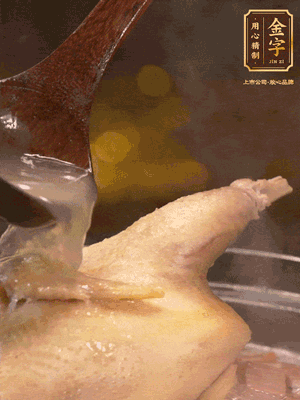 大火燒開(kāi)后，撇去浮沫。轉(zhuǎn)小火燉2個(gè)小時(shí)