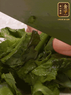 萵筍去皮切丁，萵筍葉切碎