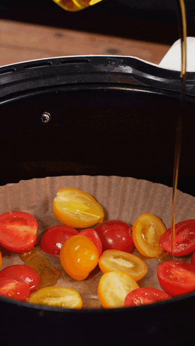 小番茄撒鹽胡椒，空氣炸鍋烤10分鐘至表面變皺