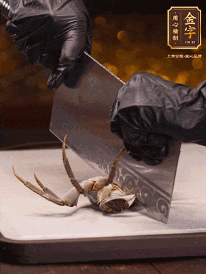 用刷子刷干凈六月黃，一斬二。把蟹蓋、蟹胃拿出來。