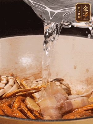 加料酒/花雕酒去腥，加入開水燜10分鐘左右