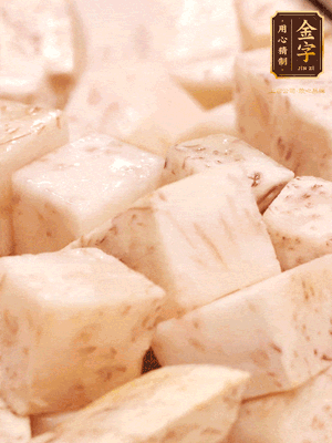 鍋上火下足油，將芋頭炸金黃色至熟