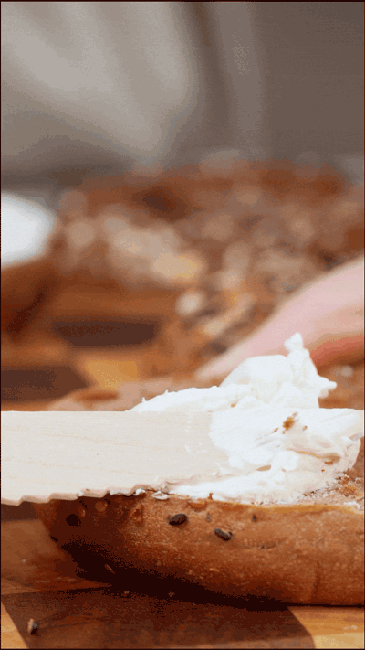 貝果在烤箱中180度復(fù)烤5分鐘，涂上芝士