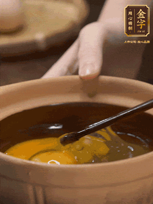 雞蛋打入砂鍋，充分打勻，1.5倍的溫水加一勺鹽，倒入蛋液中，攪拌均勻后用勺子舀去表面浮沫