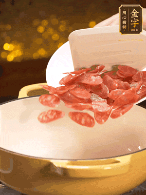 鍋里放油，香腸煸炒出多余的油脂，然后放小米辣