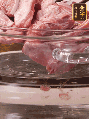 羊排清水洗凈，冷水浸泡30分鐘-2個小時，去除血沫。冷水下鍋，小火加熱析出血水后洗凈備用