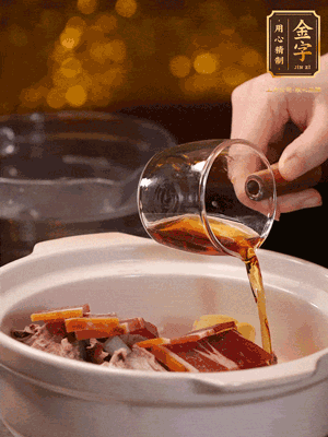 羊排、火腿、姜片一起入砂鍋，大火煮到沸騰