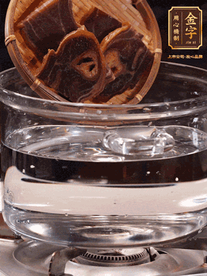 火腿蹄片，冷水下鍋，加蔥姜、料酒焯水