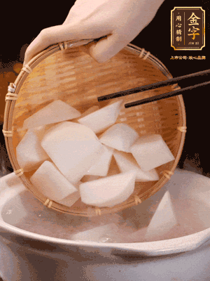 大火煮開后，轉(zhuǎn)中小火燉40分鐘，挑出蔥結(jié)，再下蘿卜燉20分鐘