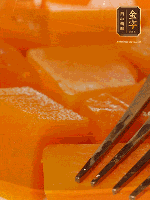 南瓜去皮，一半切塊備用，一半切塊蒸熟，碾成泥