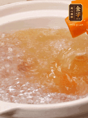 倒入開水、南瓜塊、南瓜泥中火煮5分鐘