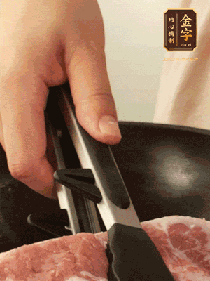 大塊五花肉皮面朝下，烙2-3分鐘