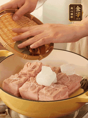 五花肉皮朝下，桂皮、八角、香葉、冰糖、生抽、花雕酒