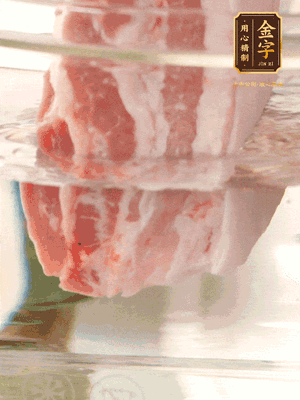 大塊豬五花冷水下鍋，蔥、姜、花雕酒焯水