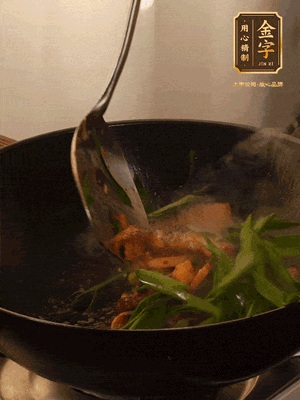 黃豆醬、鹽、糖調(diào)味，淋一圈花雕酒，蒜白先下，蒜葉后下