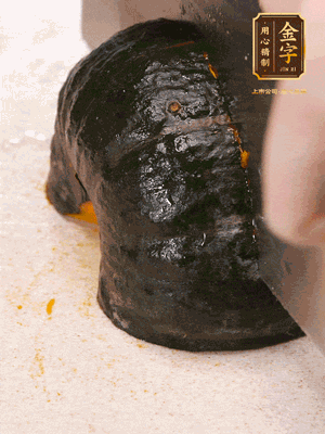 貝貝南瓜去皮，切成小塊。姜切絲