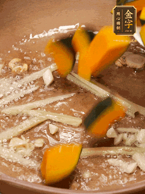 砂鍋倒一層底油，蒜粒、姜絲炒香后，再下南瓜翻炒30秒