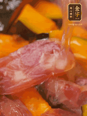 下香腸，倒沒過南瓜的水，加1/2勺鹽、1/2勺白糖、1勺蠔油燜8分鐘