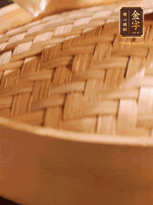 將香腸、醬油肉、臘肉放入蒸容蒸20分鐘