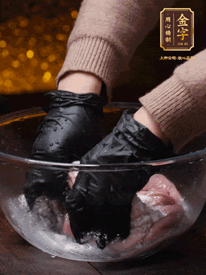 豬肚放入面粉、鹽、白酒，反復(fù)揉搓（重復(fù)3遍），洗掉表面的黏液。再把豬肚翻過來，剪去油脂，一樣反復(fù)揉搓干凈