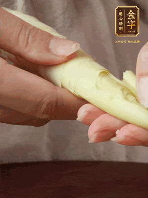 春筍沿著外皮豎著淺劃一刀，剝下外殼，切掉尾部的老根，切滾刀塊。（這個(gè)時(shí)候的春筍最為鮮嫩脆爽，不需要焯水去除澀味）