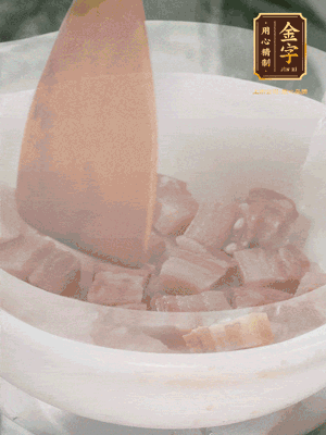 砂鍋內(nèi)咸肉微微煸出香味，再倒入開水。放排骨滾開后轉(zhuǎn)中小火篤30分鐘。（水盡量一次加足，以免中途加水沖淡鮮味。這一步是湯底濃白的關(guān)鍵）